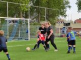 Laatste training S.K.N.W.K. JO7-1 van seizoen 2022-2023 (partijtje tegen de ouders) (82/130)